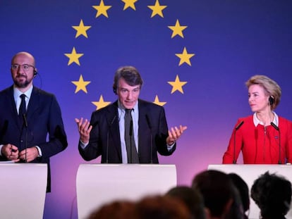 El presidente del Consejo Europeo, Charles Michel; el del Parlamento, David Sassoli, y la presidenta de la Comisión, Ursula von der Leyen, durante una rueda de prensa en Bruselas. 