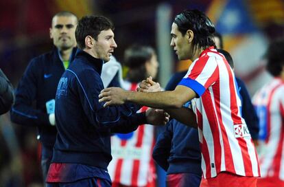 Messi saluda a Falcao antes del partido.