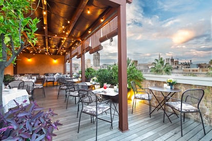 Como si de un antiguo terrado de barrio se tratara, el Terrat del DO con su cubierta de cañizo y sus luces de guirnaldas es un lugar veraniego y agradable para la cena y la copa. En este espacio único, ubicado en pleno barrio gótico sobre la emblemática Plaça Reial, se pueden degustar tapas, platillos y arroces, asistir a showcookings y eventos en los que la gastronomía siempre es la protagonista. La rehabilitación del edificio de 1856 en el que se ubica este cinco estrellas es obra del arquitecto Oriol Bohigas y el interiorismo de Lázaro Rosa Violán. Abierto de junio a octubre, a partir de las 19 horas.