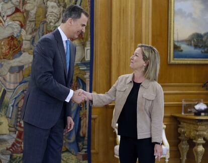 Felipe VI junto a la diputada de Coalición Canaria (CC) Ana Oramas.