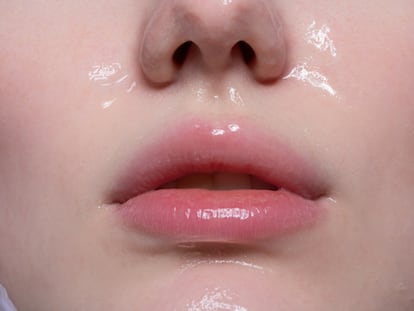 Rostro de una modelo con un producto hidratante graso aplicado sobre su piel