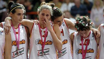 Isabel Sánchez, Amaya Valdemoro, Laura Camps y Elisa Aguilar lloran tras la derrota frente a la selección de Rusia durante la final del Campeonato de Europa Femenino de baloncesto, disputado en Chieti (Italia) en 2007