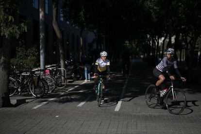 La acera bici de la plaza de España de Barcelona termina abruptamente.