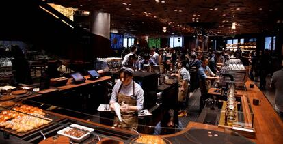 Interior del nuevo Starbucks de Shanghai.