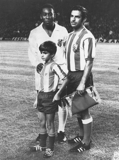 Pelé junto a Rivilla y a su hijo en septiembre de 1969.