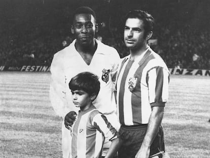Pelé junto a Rivilla y a su hijo en septiembre de 1969.