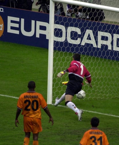 Cañizares encaja un gol en la final de 2000, entre el Valencia y el Real Madrid. Los blancos ganaron por tres goles a cero.