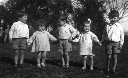 El Che, en medio de sus hermanos Roberto, Ana María, Celia y Juan Martín.