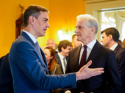 Pedro Sánchez, junto al primer ministro noruego, Jonas Gahr Støre, este viernes en Oslo.