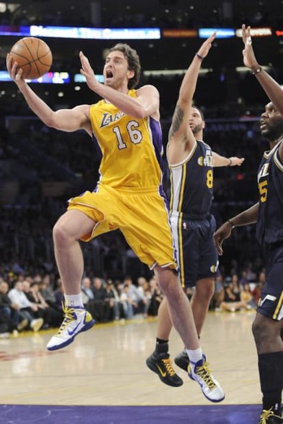 Pau Gasol, de los Lakers, ante los Utah Jazz.