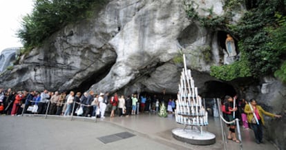 Cientos de fieles acuden al santuario de Lourdes, en el Pirineo francés, en la fiesta de la Ascensión, que se celebra hoy.