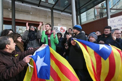 Simpatizantes de la CUP homenajean a los concejales de Reus (Tarragona) Marta Llorens y Oriol Ciurana, que fueron detenidos la semana pasada, investigados por un supuesto delito de odio.