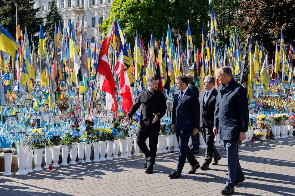 Los líderes europeos, junto con el presidente ucranio y su esposa, este sábado en Kiev. 