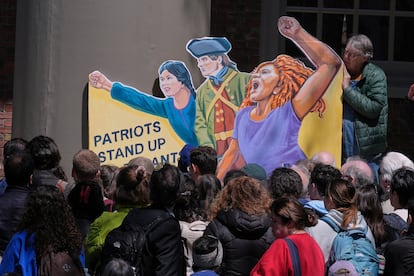 Estudiantes, profesores y miembros de la comunidad de la universitaria de Harvard se manifiestan contra la administración de Donald Trump, día el jueves 17 de abril de 2025.