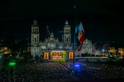 Por primera vez desde 2019, a causa de la pandemia por la covid-19, el público ha vuelto al Zócalo, la plaza central de la capital mexicana, para presenciar los actos conmemorativos.