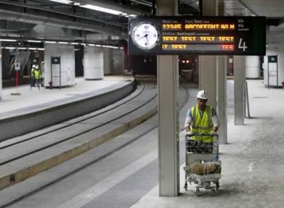 Un operario trabaja en las vías de alta velocidad en la  estación de Sants, que está prácticamente terminada.