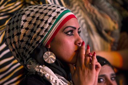 Una palestina sigue en Ramala el discurso de Abbas ante la Asamblea General de la ONU.