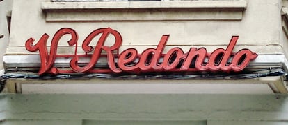 V. Redondo, en Zaragoza, es una tienda de paraguas, guantes y complementos que está en activo y en el mismo sitio desde 1922. El rótulo es de madera, original de la década de 1930. Foto: ZgZ Letters.