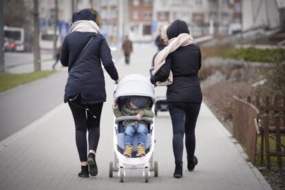 Dos mujeres empujan juntas un carrito de bebé, el 8 de marzo de 2019, en Bydgozcz (Polonia).