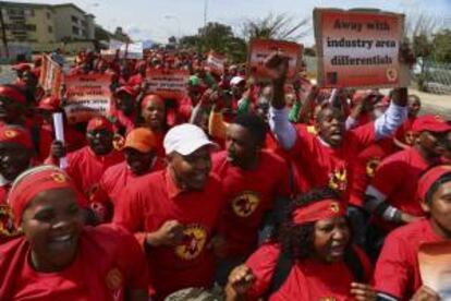 Decenas de trabajadores en surtidores de gasolina, afiliados al Sindicato Nacional de Trabajadores Metalúrgicos de Sudáfrica (NUMSA), participan en una marcha la pasada semana durante una jornada en la que se convocó una huelga nacional, en Belville (Sudáfrica).