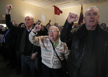 Francisco Frutos, Josefina Samper (viuda de Marcelino Camacho) y Cayo Lara, en el acto de ayer.