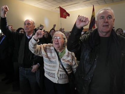 Francisco Frutos, Josefina Samper (viuda de Marcelino Camacho) y Cayo Lara, en el acto de ayer.