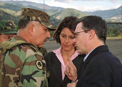 El presidente de Colombia, Álvaro Uribe (derecha) habla con la ministra de Defensa, Marta Lucía Ramírez, y con oficiales del ejército colombiano.