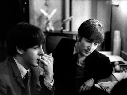 Paul McCartney y John Lennon, entre bastidores en Finsbury Park Astoria, Londres, a la espera de dar un espectáculo navideño el 30 de diciembre de 1963.