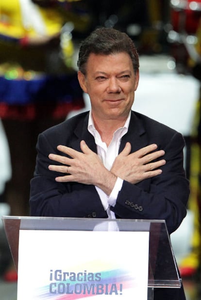 Juan Manuel Santos celebra su victoria ayer en Bogotá.