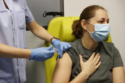 Una voluntaria en el momento de recibir la vacuna contra la covid-19 desarrollada por el laboratorio alemán CureVac, dentro de los ensayos en el instituto vizcaíno de investigación sanitaria de Biocruces. En este ensayo participarán 30.000 personas de todo el mundo, de las que hasta 3.000 serían españoles mayores de 18 años.