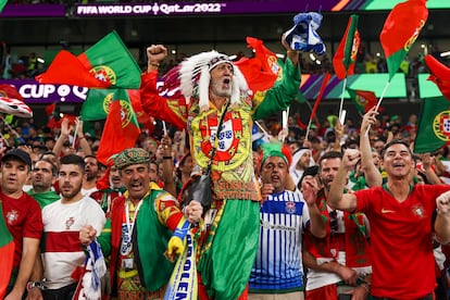 Aficionados portugueses en las gradas del estadio Education City de Doha (Qatar) durante el partido contra Portugal.
