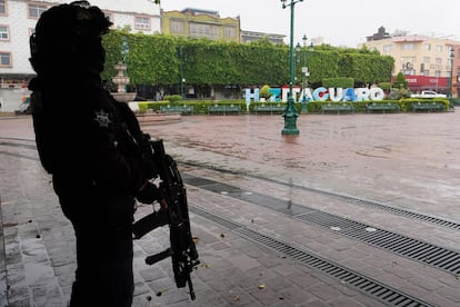Elementos del Ejército resguardan el centro de Zitácuaro, en Michoacán, este viernes.