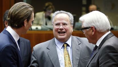 El ministro de Exteriores griego, Nikos Kotzias (en el centro), habla con sus homólogos austriaco y alemán, este jueves en Bruselas.