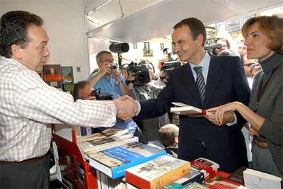 El presidente, José Luis Rodríguez Zapatero, y su esposa, Sonsoles Espinosa, visitan la Feria del Libro de León.