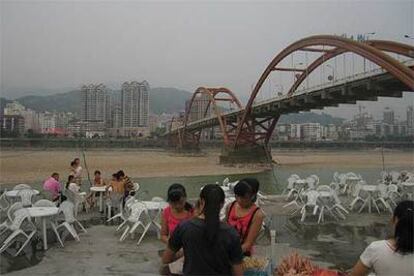 Ciudadanos de Qingtian, ante el puente sobre el río Ou.