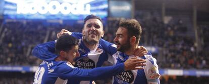 Borja Valle, Lucas Pérez y Adrián celebran el gol de la victoria del Deportivo contra el Málaga.