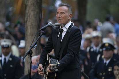 Bruce Springsteen, de luto riguroso, interpretó a la guitarra el tema 'I’ll see you in my dreams'. Sólo unos tímidos aplausos, de apurada cortesía, celebraron su sobria actuación. 