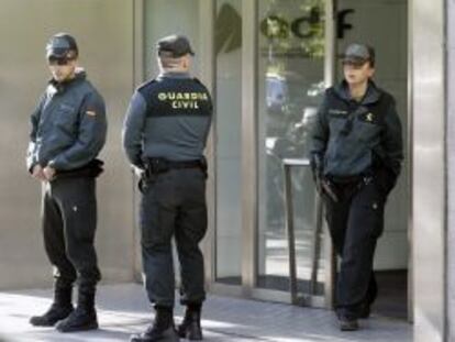 Guardias civiles permanecen en la sede de Adif en Madrid