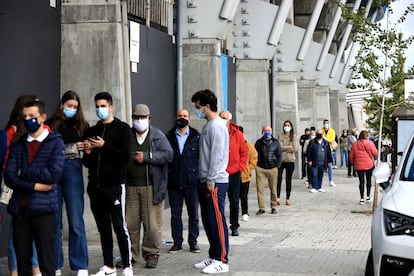 Colas en Riazor para asistir al estreno del Deportivo en Segunda B.