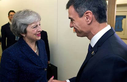 Pedro Sánchez junto con la primera ministra británica, Theresa May.