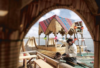 En Perú, junto al lago Titicaca, los uros fabrican casas flotantes con juncos desde hace siglos.