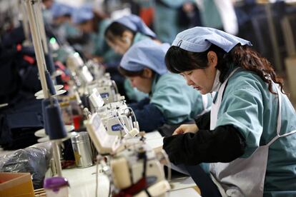 Varias mujeres trabajan en una f&aacute;brica textil de Huaibei (China).