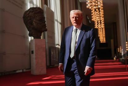 Donald Trump, este lunes en el Kennedy Center, con el busto de John F. Kennedy detrás.