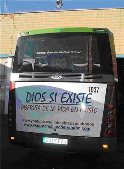Imagen de la parte trasera del autobús con la campaña de la iglesia Evangélica de Fuenlabrada.