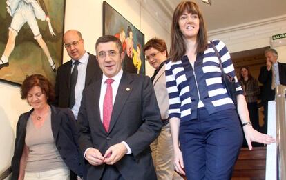 López, ayer entre la consejera de Justicia, Idoia Mendia (derecha), y la presidenta de la UPF, María Moretó, en la inaguración del congreso de esta entidad. Detrás, el fiscal superior, Juan Calparsoro, y la vicedecana del Colegio de Abogados de Bizkaia, Gemma Escapa.