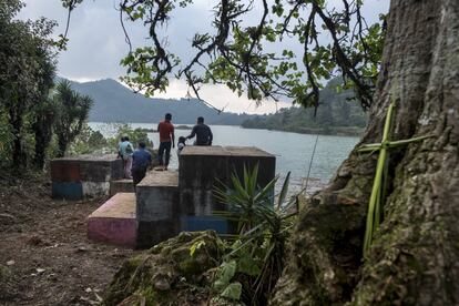 En la comunidad de Quixal el cementerio y la iglesia han quedado sumergidos bajo las aguas del gran lago que se ha creado y que también a echado a perder sus plantaciones de café.
