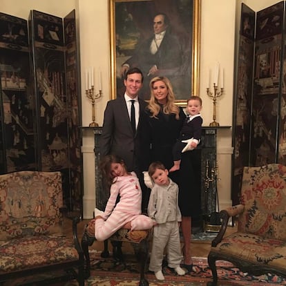 Ivanka Trump junto a su esposo, Jared Kushner, y a sus hijos, Arabella Rose Kushner, Joseph Frederick Kushner, Theodore James Kushner, en la Casa Blair, la casa de invitados de la Casa Blanca. 