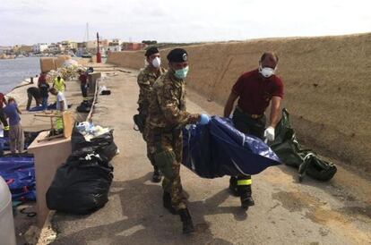 Los equipos de rescate trasladan un cad&aacute;ver el jueves en Lampedusa.