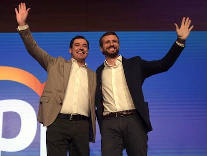 El presidente del Partido Popular, Pablo Casado (d), junto al presidente de la Junta de Andalucía, Juanma Moreno (i), en la apertura de la Convención Económica que el PP celebra este sábado en Córdoba.