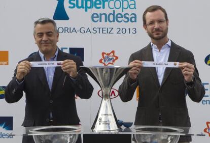 Javier de Andrés y Javier Maroto en el sorteo de la Supercopa, en el Valle Salado.